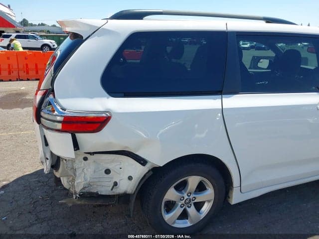 2018 TOYOTA SIENNA LE 8 PASSENGER 19