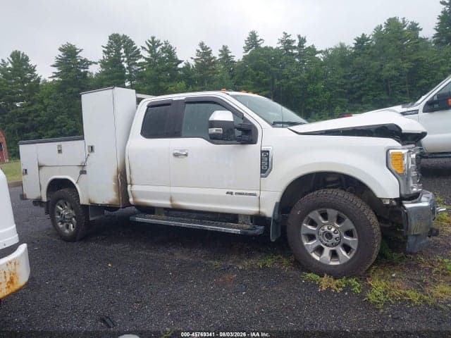 2017 FORD F-350 LARIAT 17