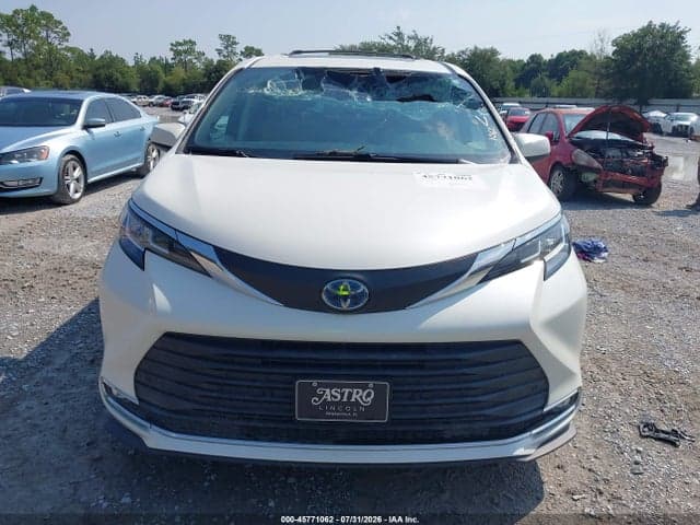 2021 TOYOTA SIENNA XLE 12