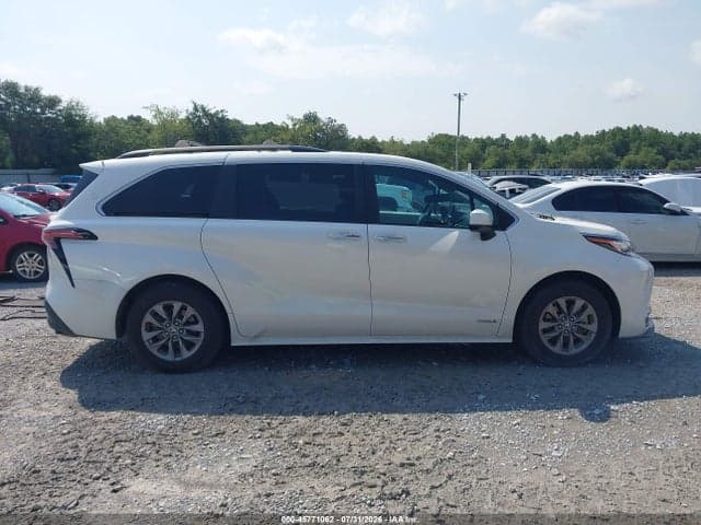 2021 TOYOTA SIENNA XLE 13