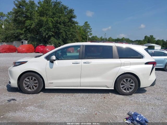 2021 TOYOTA SIENNA XLE 14