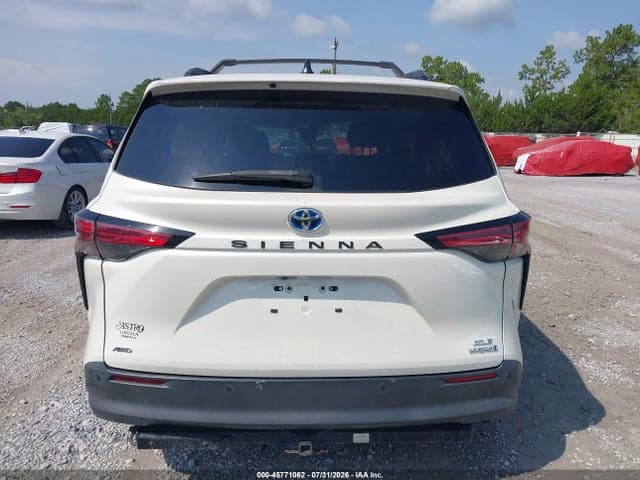 2021 TOYOTA SIENNA XLE 16