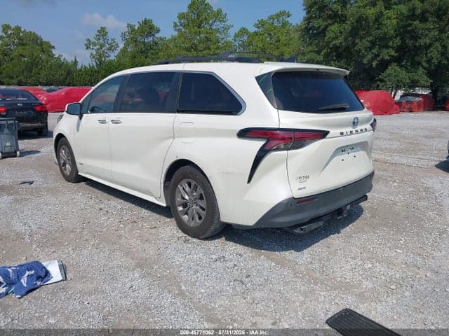 2021 TOYOTA SIENNA XLE 3
