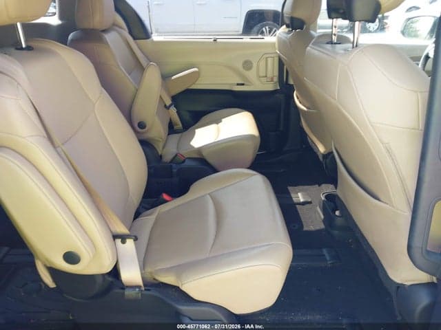 2021 TOYOTA SIENNA XLE 8