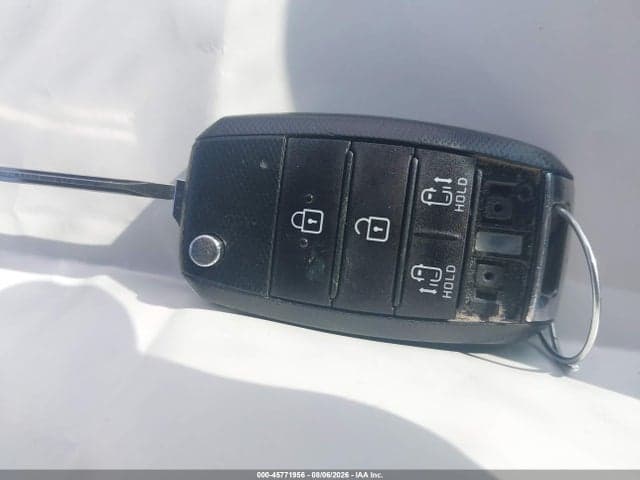 2017 KIA SEDONA LX 11