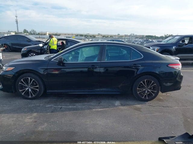 2018 TOYOTA CAMRY SE 14