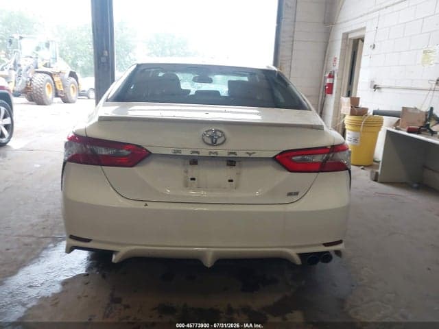 2018 TOYOTA CAMRY SE 16