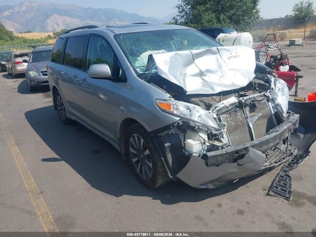 2020 TOYOTA SIENNA XLE 1
