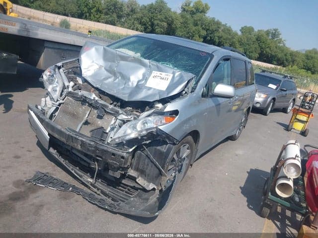 2020 TOYOTA SIENNA XLE 2