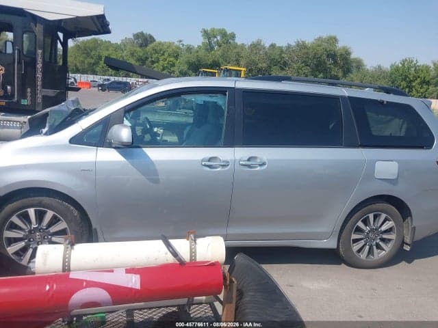 2020 TOYOTA SIENNA XLE 14