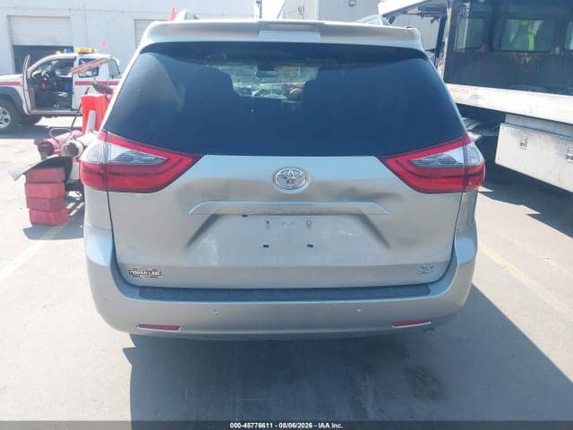 2020 TOYOTA SIENNA XLE 16