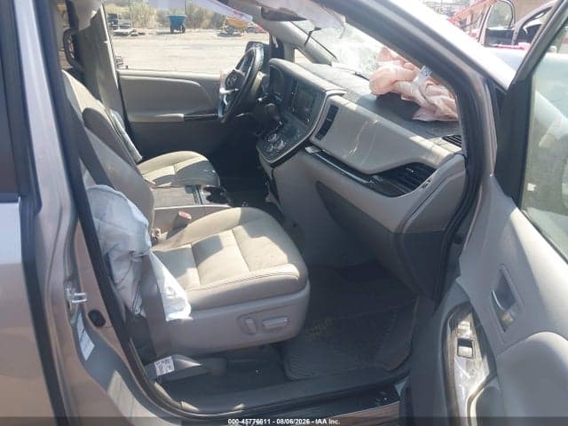 2020 TOYOTA SIENNA XLE 5