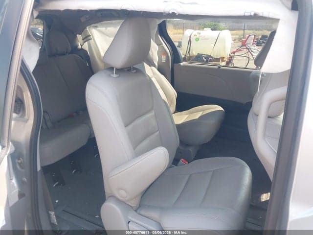 2020 TOYOTA SIENNA XLE 8