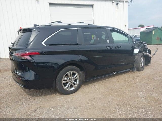 2023 TOYOTA SIENNA PLATINUM 4
