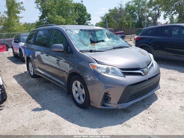 2018 TOYOTA SIENNA LE 8 PASSENGER 1