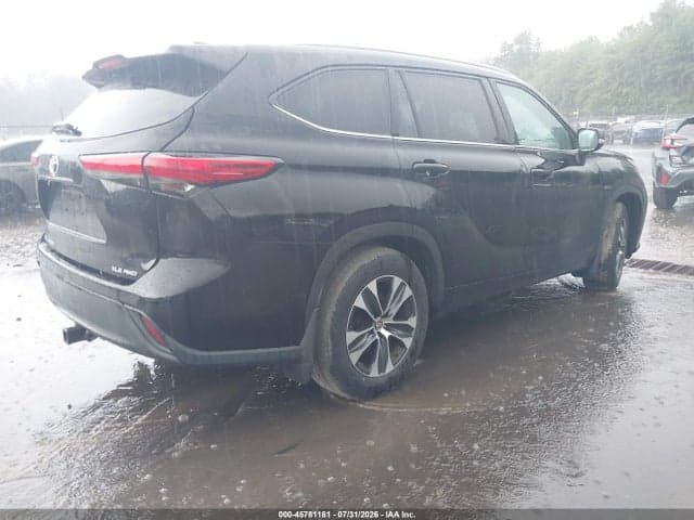 2021 TOYOTA HIGHLANDER XLE 4
