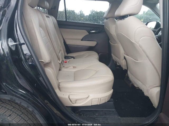 2021 TOYOTA HIGHLANDER XLE 8