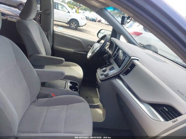 2017 TOYOTA SIENNA LE 8 PASSENGER 5