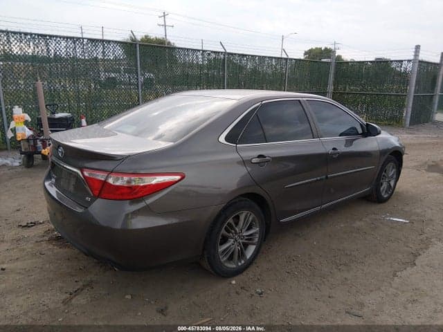 2017 TOYOTA CAMRY SE 4