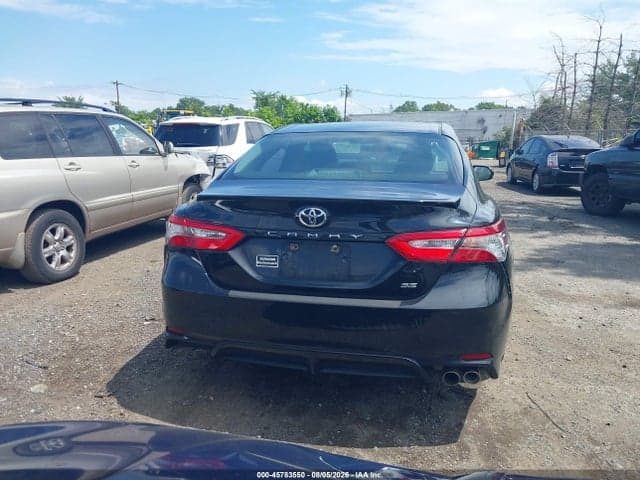 2018 TOYOTA CAMRY SE 16