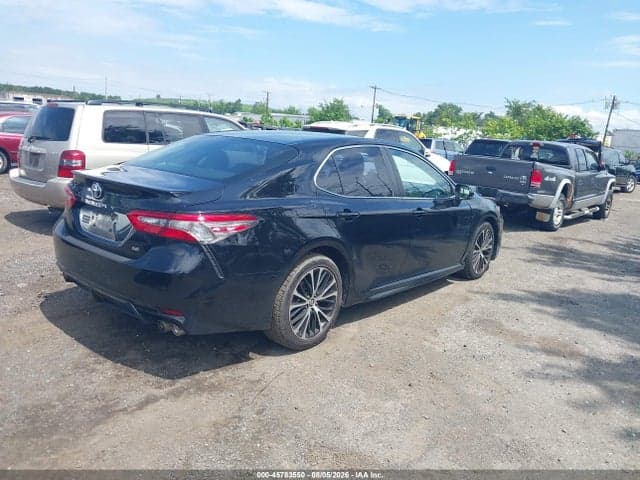 2018 TOYOTA CAMRY SE 4
