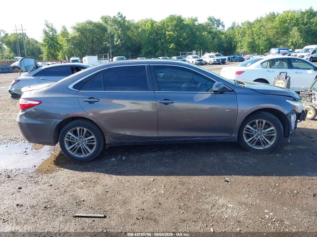 2017 TOYOTA CAMRY SE 13