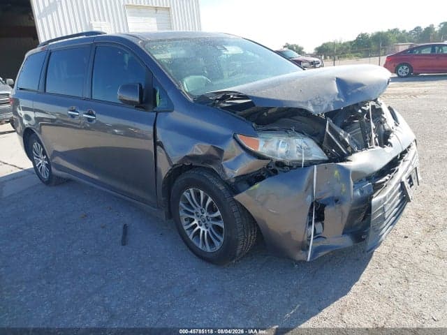 2020 TOYOTA SIENNA XLE 1