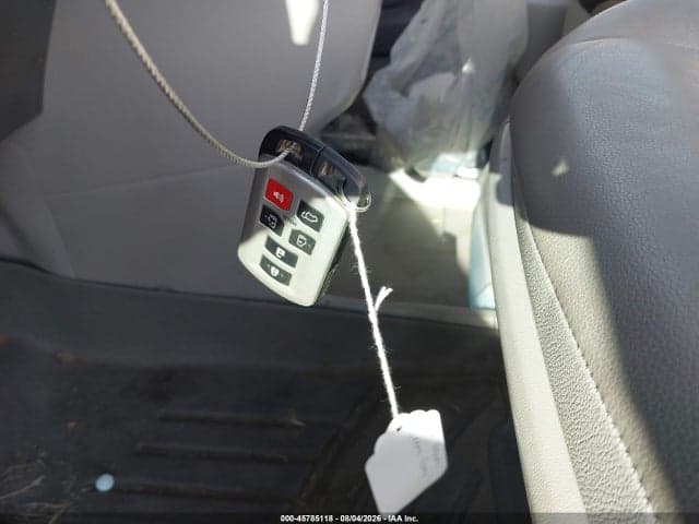 2020 TOYOTA SIENNA XLE 11