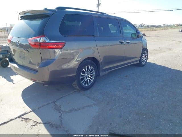 2020 TOYOTA SIENNA XLE 4