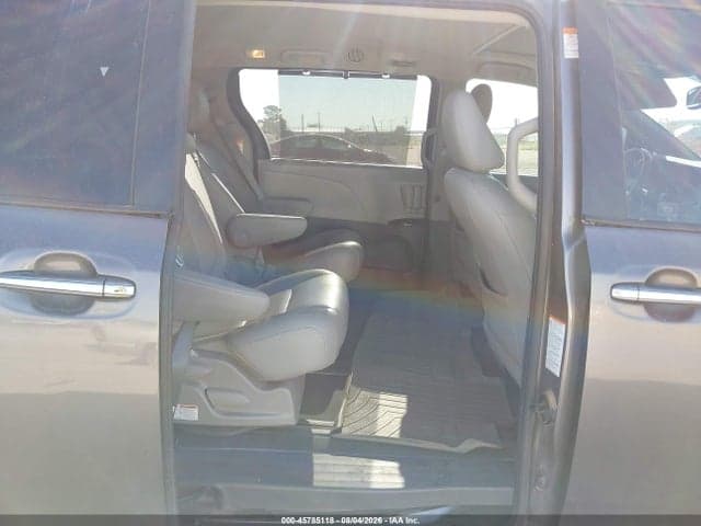 2020 TOYOTA SIENNA XLE 8