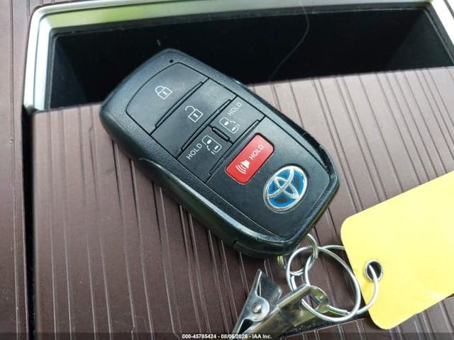 2021 TOYOTA SIENNA LE 11