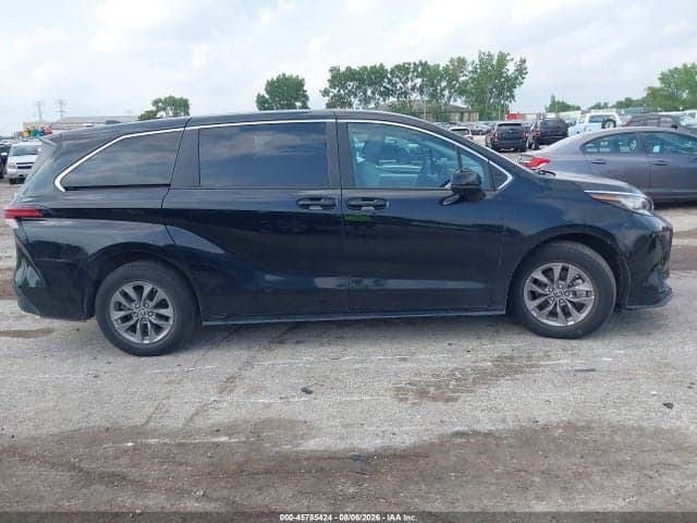 2021 TOYOTA SIENNA LE 13