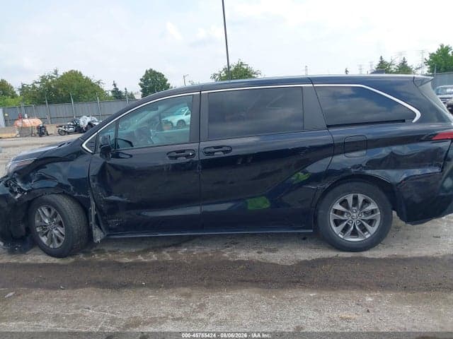 2021 TOYOTA SIENNA LE 14