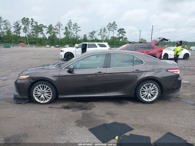 2018 TOYOTA CAMRY XLE 14