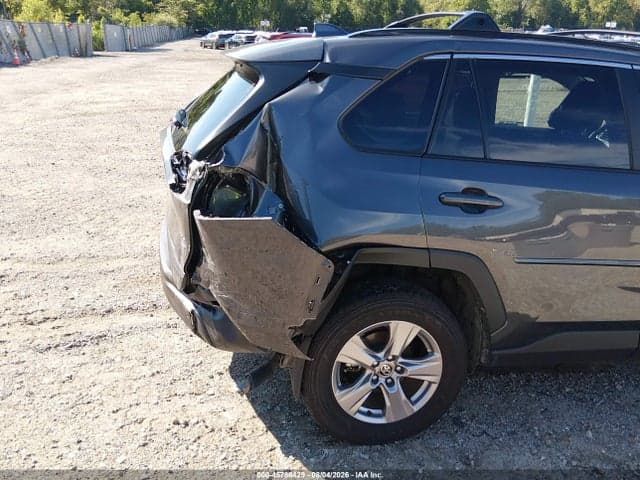 2025 TOYOTA RAV4 XLE 18