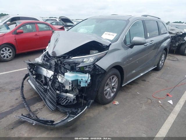 2026 TOYOTA SIENNA XLE 2