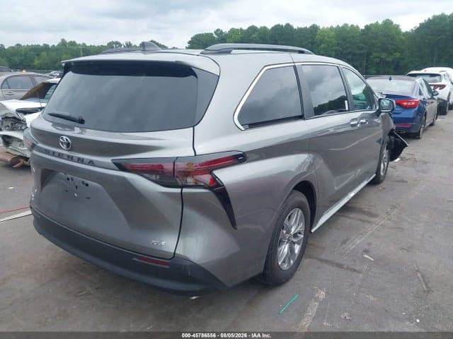 2026 TOYOTA SIENNA XLE 4