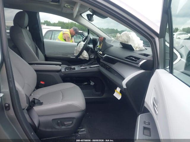 2026 TOYOTA SIENNA XLE 5