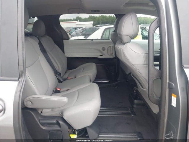 2026 TOYOTA SIENNA XLE 8