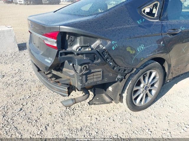 2017 FORD FUSION SE 18