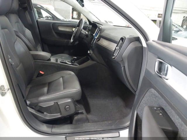 2025 VOLVO XC40 B5 CORE BRIGHT THEME 5