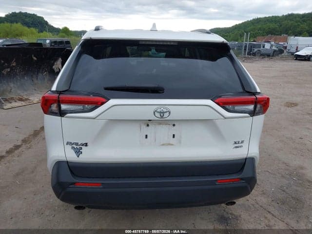 2019 TOYOTA RAV4 XLE 17