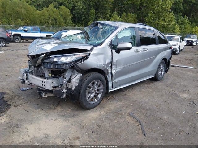 2021 TOYOTA SIENNA XLE 2