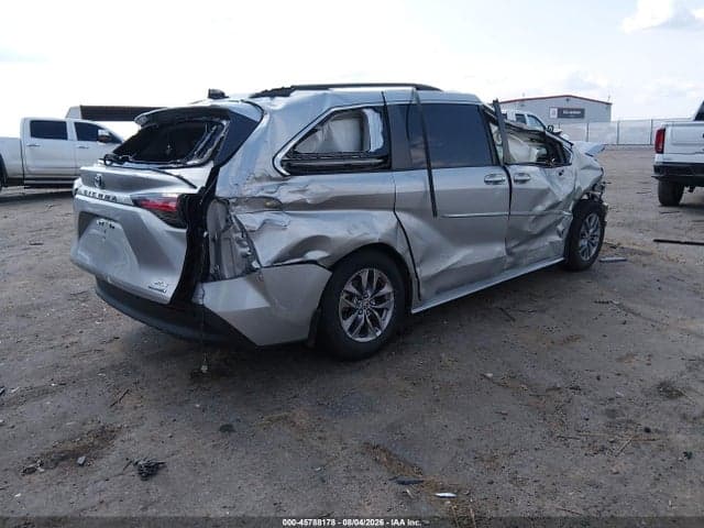 2021 TOYOTA SIENNA XLE 4