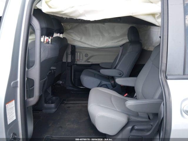 2021 TOYOTA SIENNA XLE 8