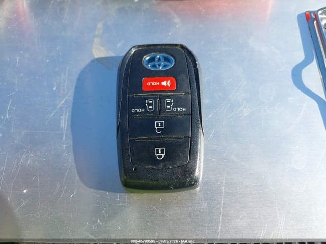 2021 TOYOTA SIENNA LE 11