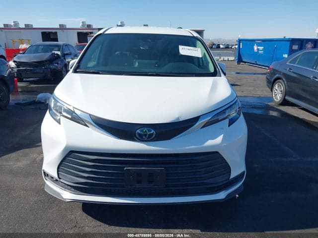 2021 TOYOTA SIENNA LE 13