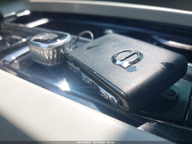 2025 VOLVO XC60 B5 CORE 11