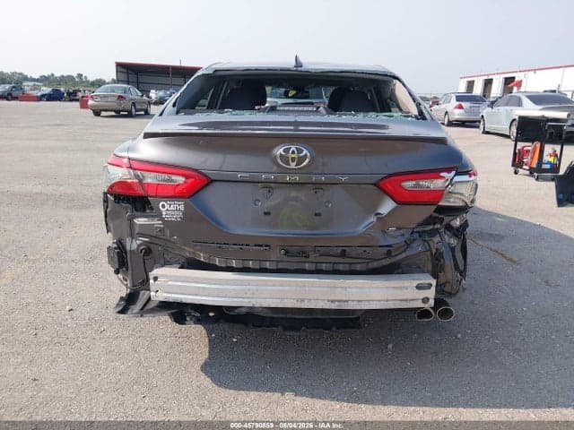 2018 TOYOTA CAMRY SE 16