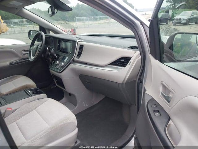 2019 TOYOTA SIENNA LE 8 PASSENGER 5